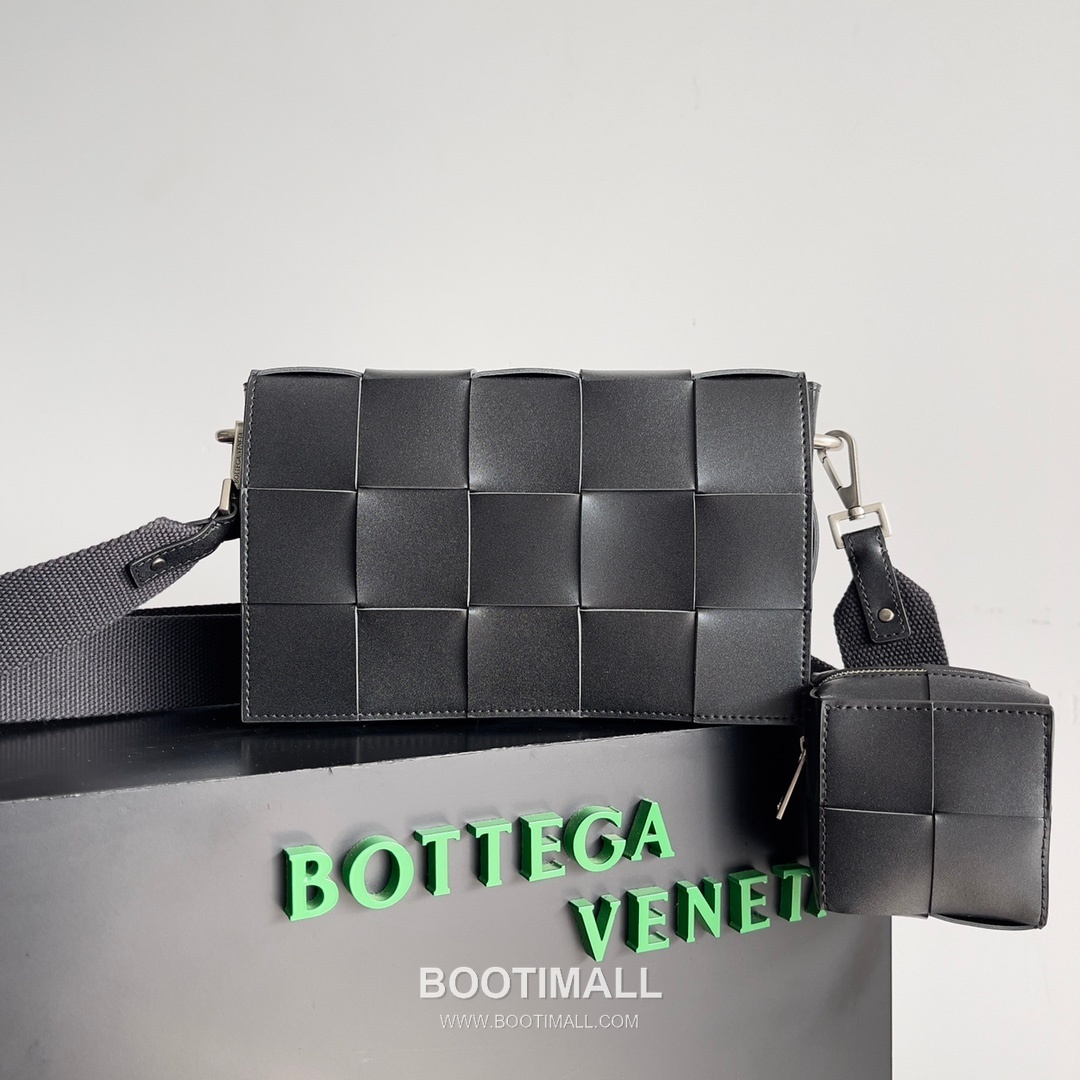 Bottega Veneta Cassette 2-in-1 Calfskin Leather Black Crossbody Bag 보테가 베네타 카세트 2-in-1 카프스킨 레더 블랙 크로스백 26cm 1