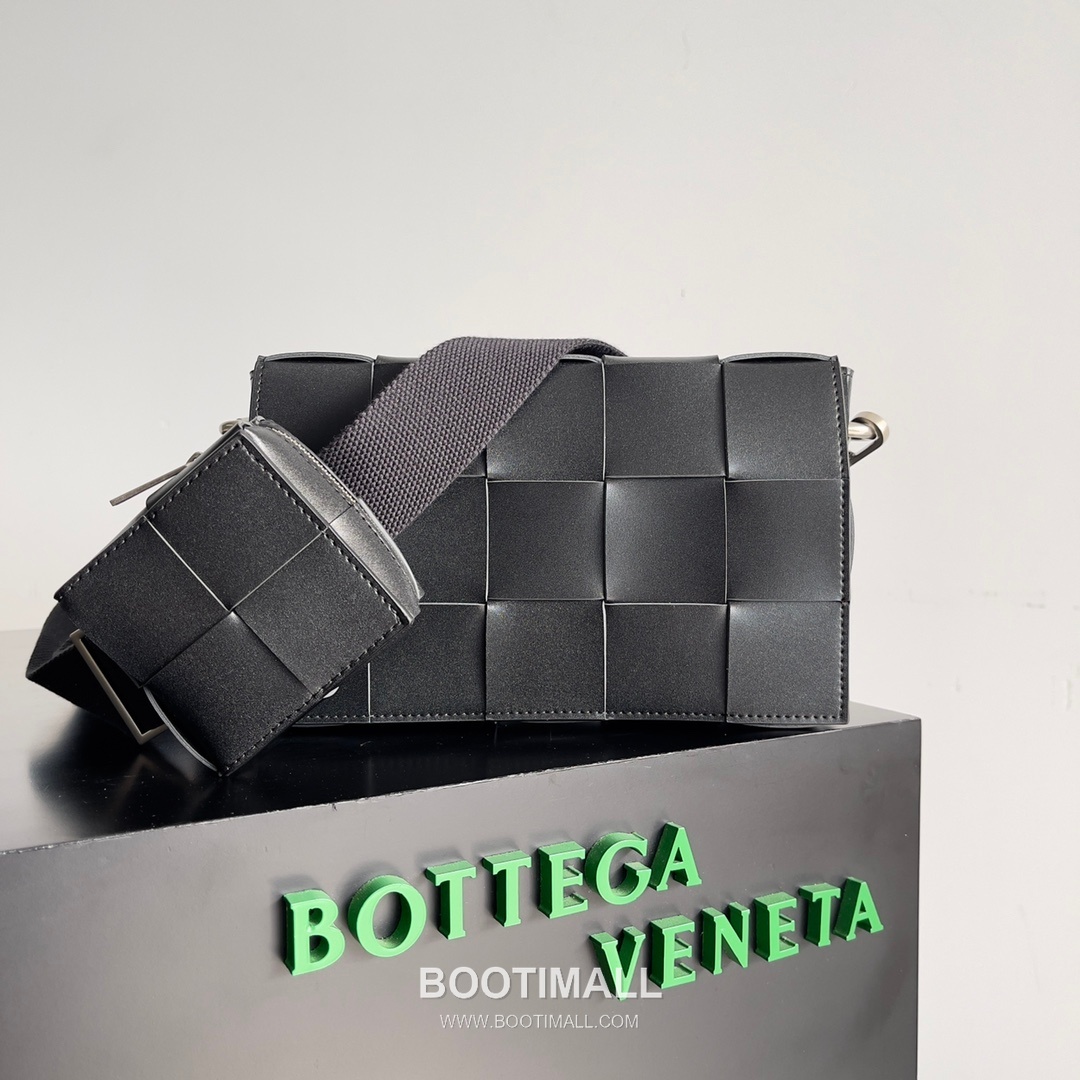 Bottega Veneta Cassette 2-in-1 Calfskin Leather Black Crossbody Bag 보테가 베네타 카세트 2-in-1 카프스킨 레더 블랙 크로스백 26cm 2