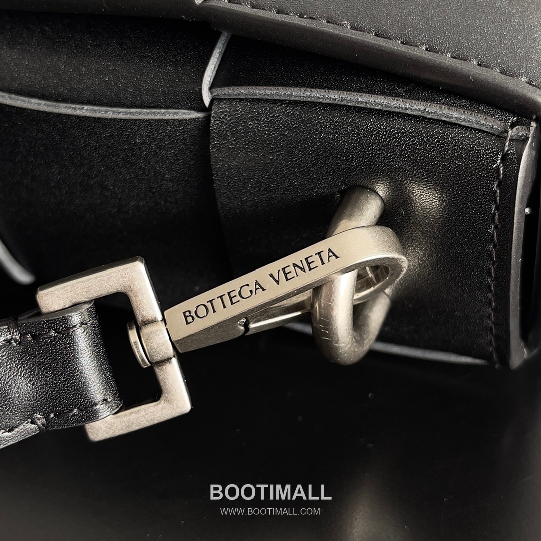 Bottega Veneta Cassette 2-in-1 Calfskin Leather Black Crossbody Bag 보테가 베네타 카세트 2-in-1 카프스킨 레더 블랙 크로스백 26cm 4