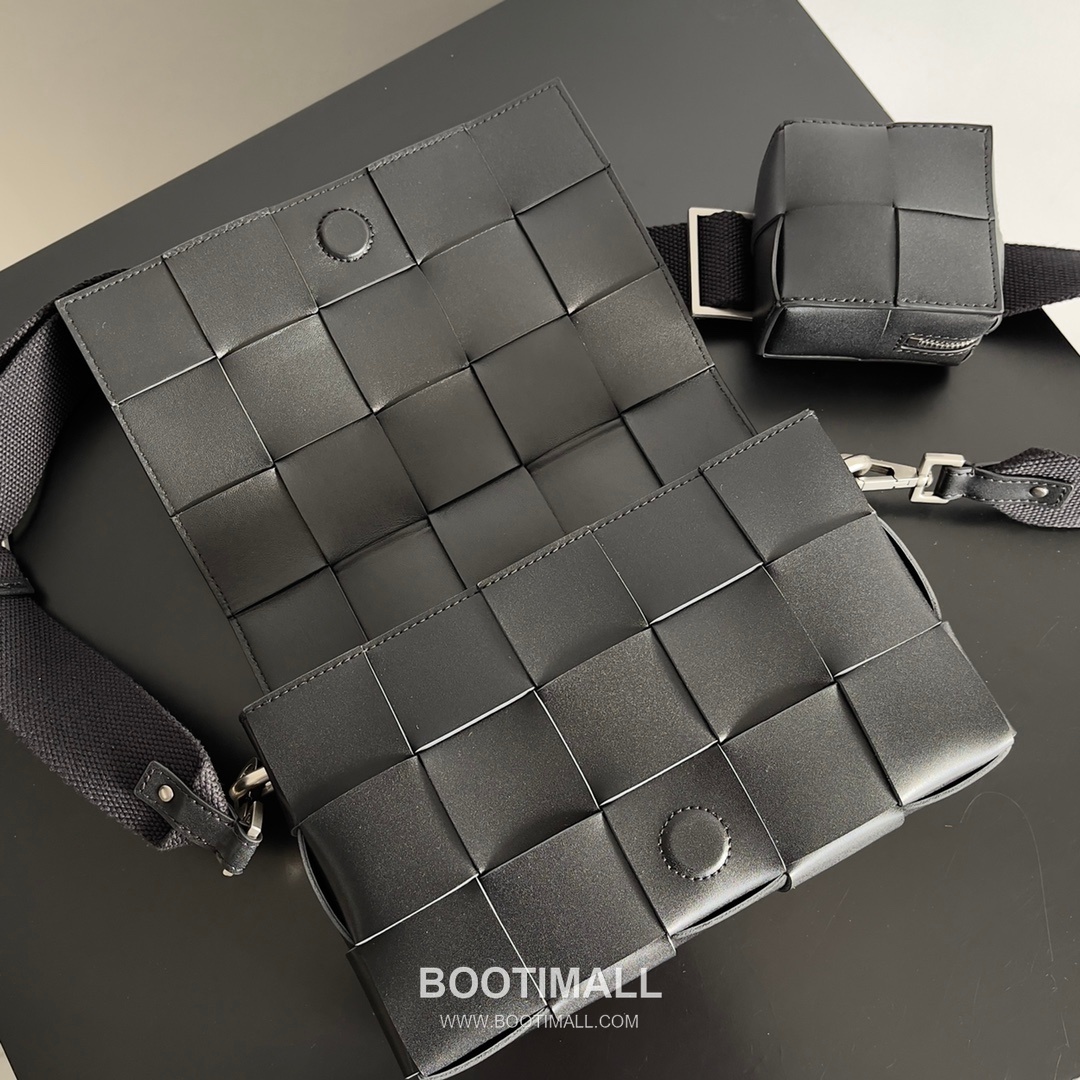 Bottega Veneta Cassette 2-in-1 Calfskin Leather Black Crossbody Bag 보테가 베네타 카세트 2-in-1 카프스킨 레더 블랙 크로스백 26cm 5