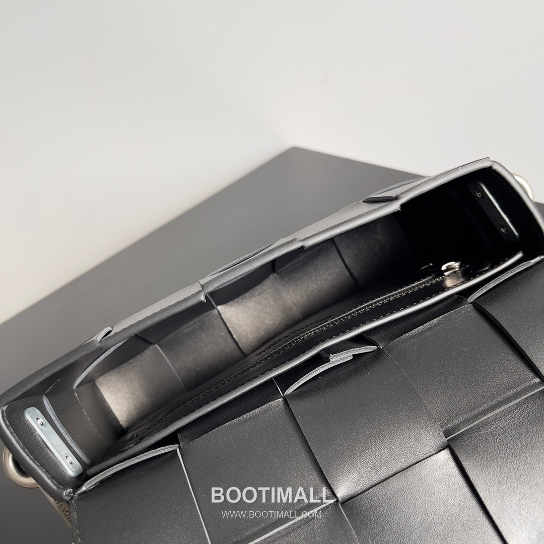 Bottega Veneta Cassette 2-in-1 Calfskin Leather Black Crossbody Bag 보테가 베네타 카세트 2-in-1 카프스킨 레더 블랙 크로스백 26cm 6