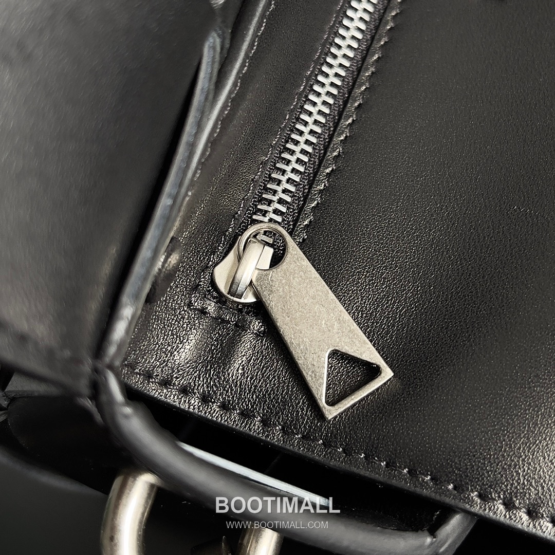 Bottega Veneta Cassette 2-in-1 Calfskin Leather Black Crossbody Bag 보테가 베네타 카세트 2-in-1 카프스킨 레더 블랙 크로스백 26cm 7