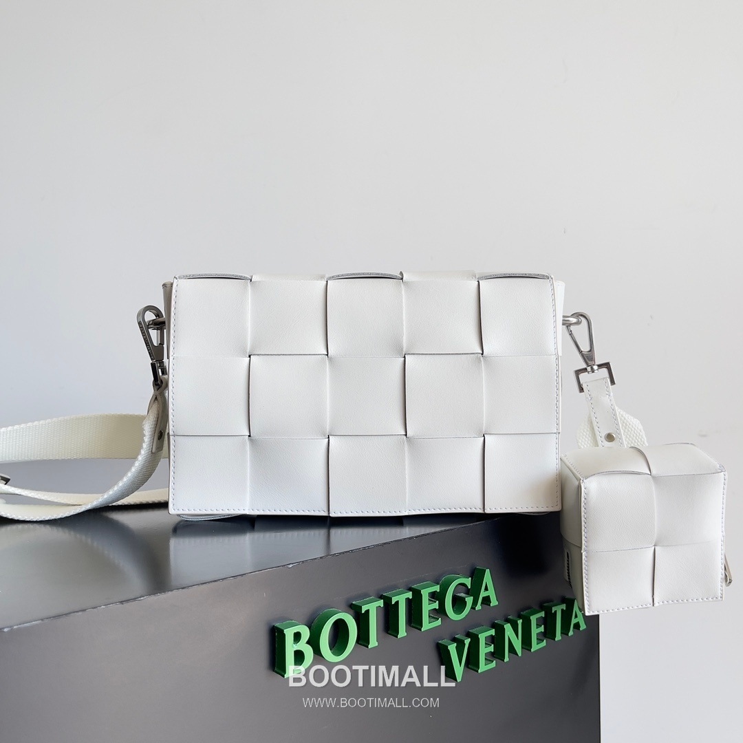 Bottega Veneta Cassette 2-in-1 Calfskin Leather Black Crossbody Bag 보테가 베네타 카세트 2-in-1 카프스킨 레더 블랙 크로스백 26cm 1
