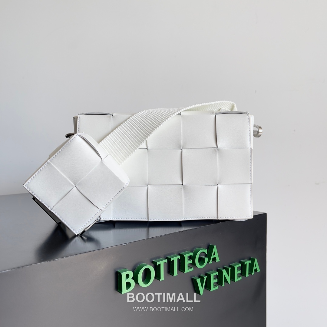 Bottega Veneta Cassette 2-in-1 Calfskin Leather Black Crossbody Bag 보테가 베네타 카세트 2-in-1 카프스킨 레더 블랙 크로스백 26cm 2