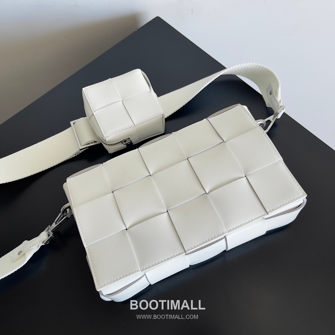 Bottega Veneta Cassette 2-in-1 Calfskin Leather Black Crossbody Bag 보테가 베네타 카세트 2-in-1 카프스킨 레더 블랙 크로스백 26cm 3