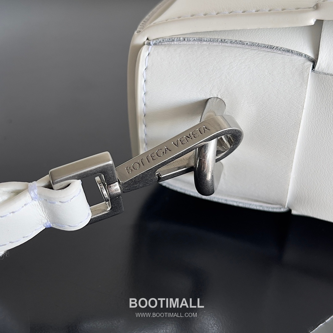 Bottega Veneta Cassette 2-in-1 Calfskin Leather Black Crossbody Bag 보테가 베네타 카세트 2-in-1 카프스킨 레더 블랙 크로스백 26cm 4