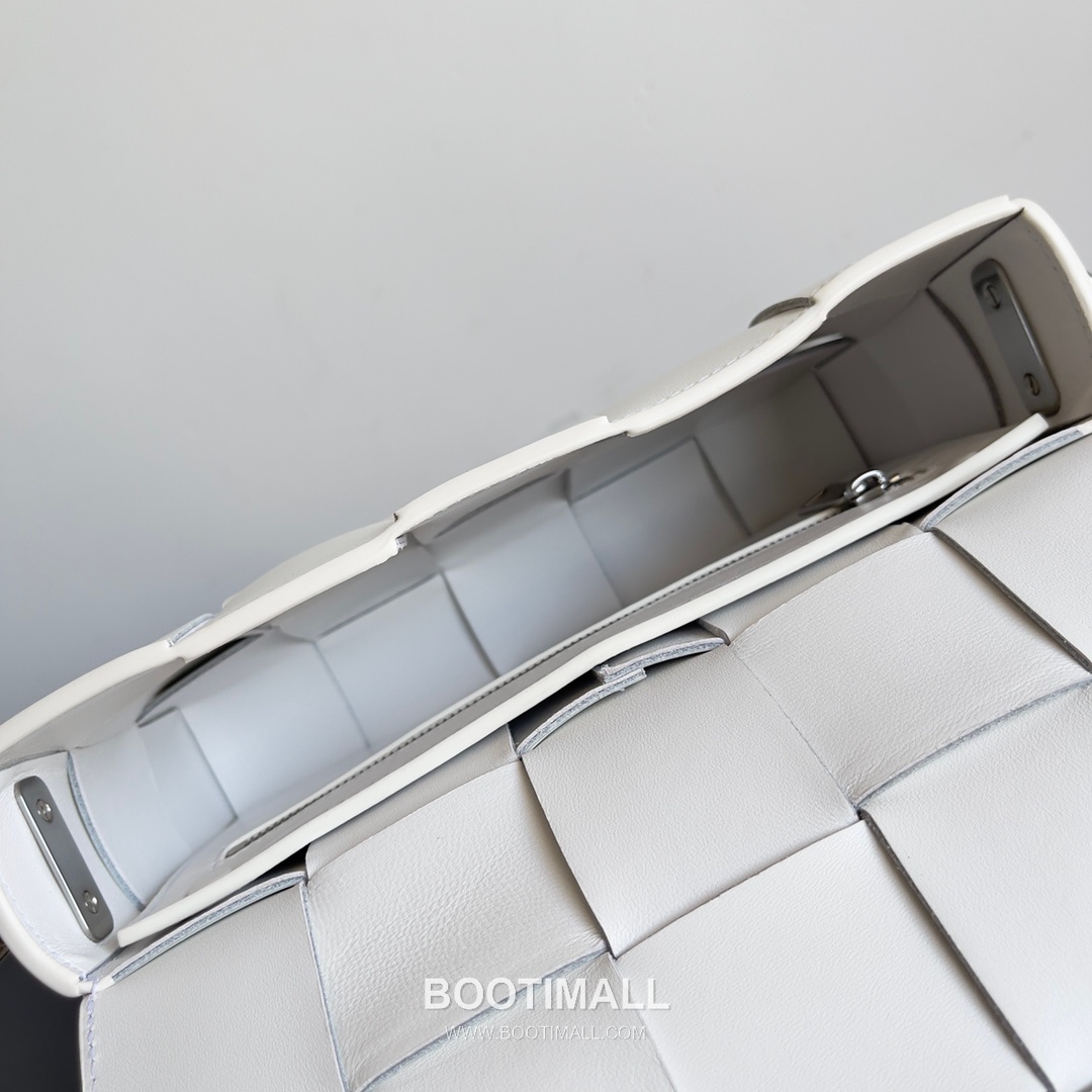 Bottega Veneta Cassette 2-in-1 Calfskin Leather Black Crossbody Bag 보테가 베네타 카세트 2-in-1 카프스킨 레더 블랙 크로스백 26cm 6