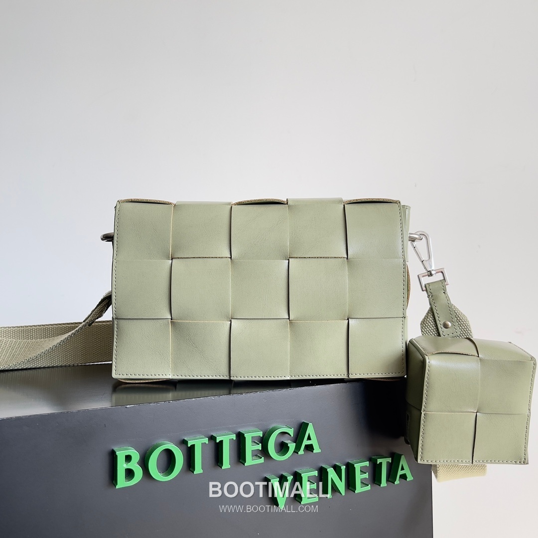 Bottega Veneta Cassette 2-in-1 Calfskin Leather Black Crossbody Bag 보테가 베네타 카세트 2-in-1 카프스킨 레더 블랙 크로스백 26cm 1