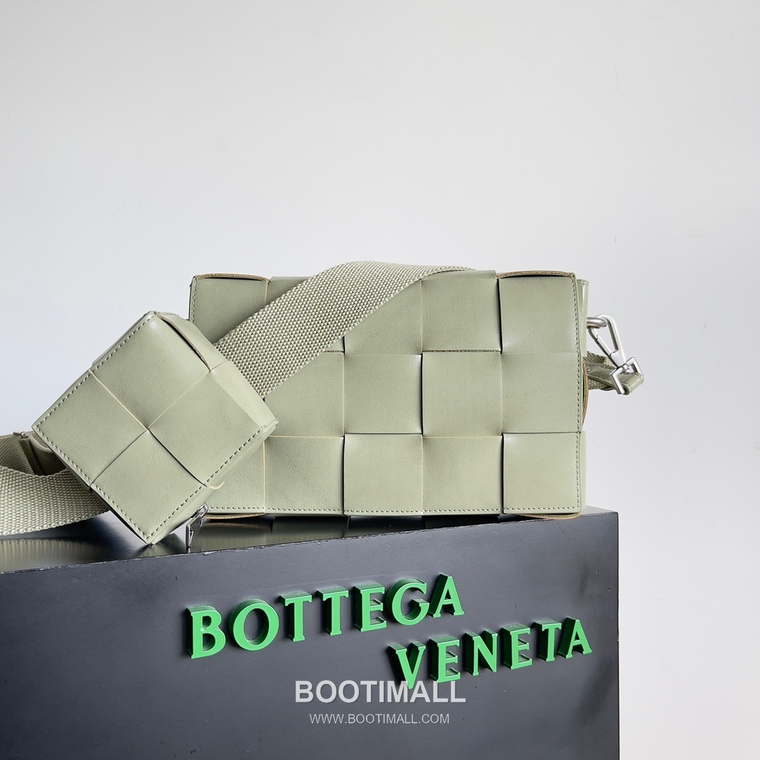 Bottega Veneta Cassette 2-in-1 Calfskin Leather Black Crossbody Bag 보테가 베네타 카세트 2-in-1 카프스킨 레더 블랙 크로스백 26cm 2