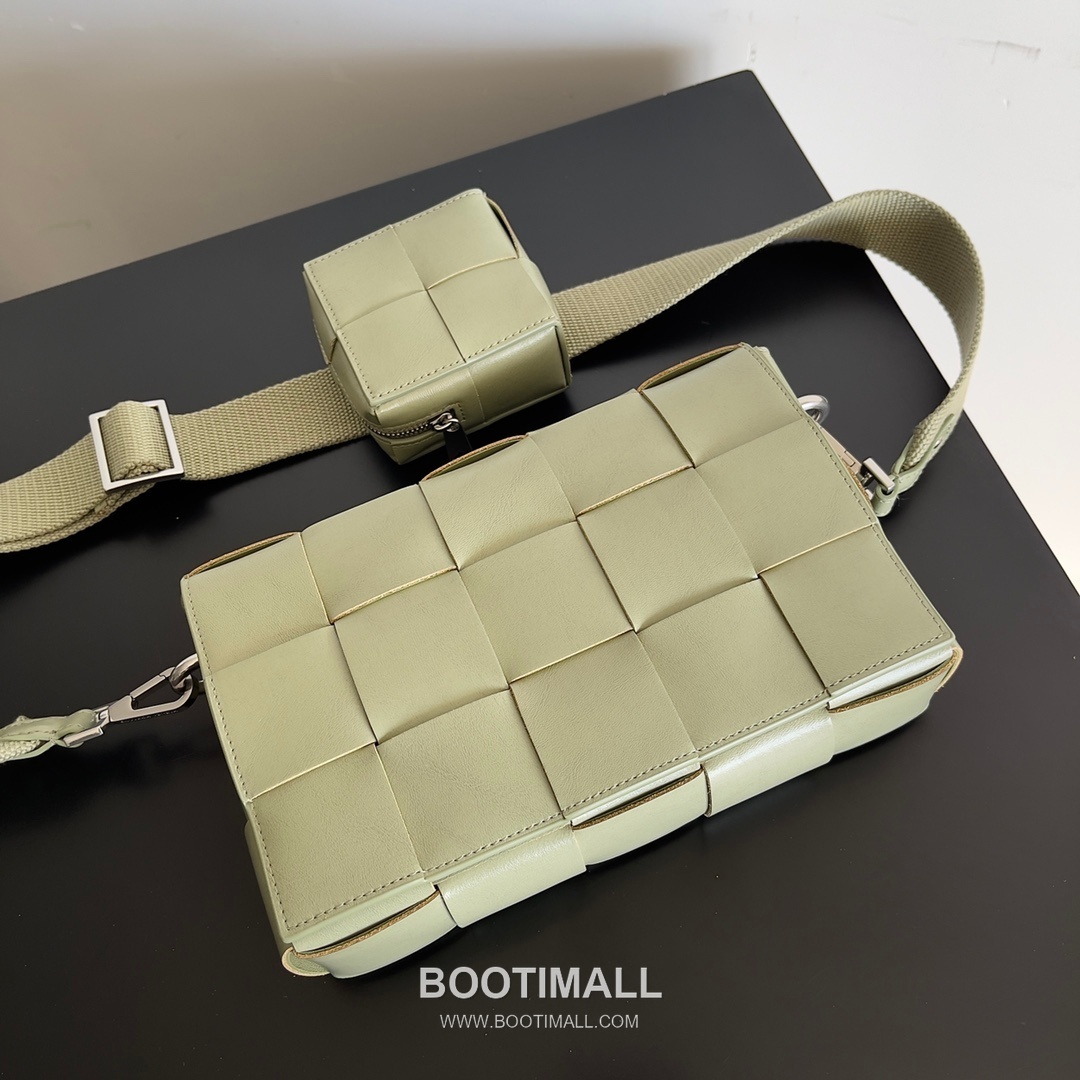 Bottega Veneta Cassette 2-in-1 Calfskin Leather Black Crossbody Bag 보테가 베네타 카세트 2-in-1 카프스킨 레더 블랙 크로스백 26cm 3