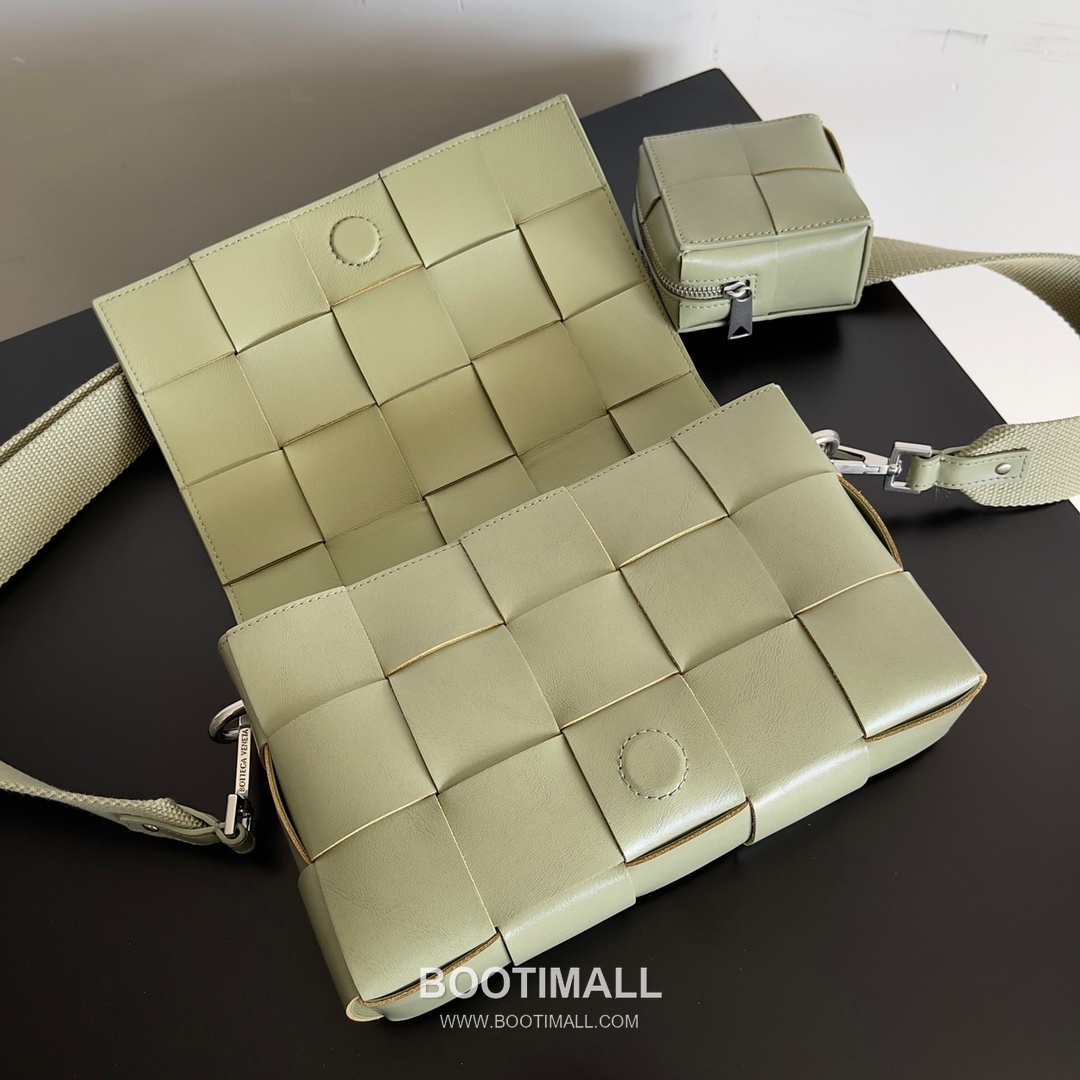 Bottega Veneta Cassette 2-in-1 Calfskin Leather Black Crossbody Bag 보테가 베네타 카세트 2-in-1 카프스킨 레더 블랙 크로스백 26cm 5