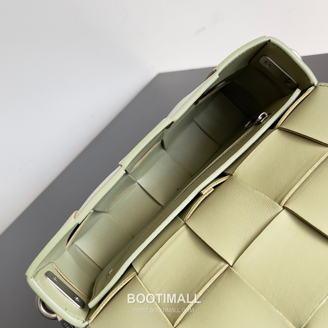 Bottega Veneta Cassette 2-in-1 Calfskin Leather Black Crossbody Bag 보테가 베네타 카세트 2-in-1 카프스킨 레더 블랙 크로스백 26cm 6