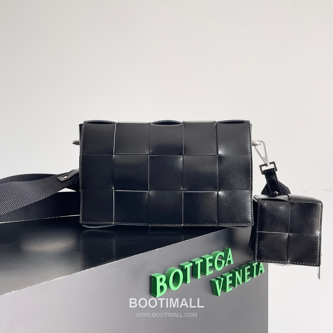 Bottega Veneta Cassette 2-in-1 Calfskin Leather Black Crossbody Bag 보테가 베네타 카세트 2-in-1 카프스킨 레더 블랙 크로스백 26cm 1