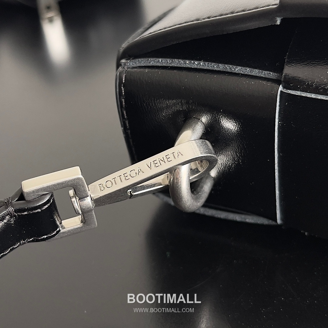 Bottega Veneta Cassette 2-in-1 Calfskin Leather Black Crossbody Bag 보테가 베네타 카세트 2-in-1 카프스킨 레더 블랙 크로스백 26cm 4