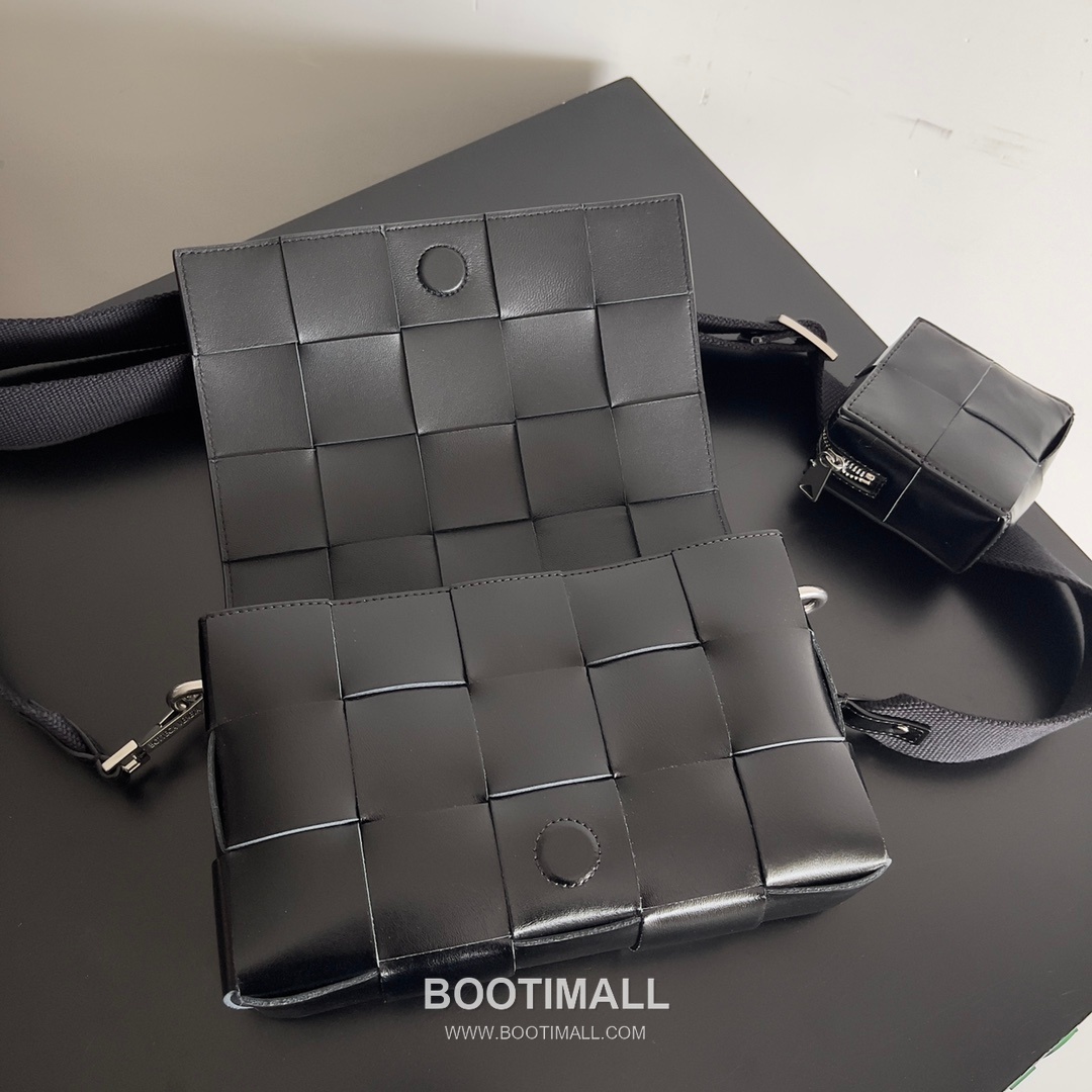 Bottega Veneta Cassette 2-in-1 Calfskin Leather Black Crossbody Bag 보테가 베네타 카세트 2-in-1 카프스킨 레더 블랙 크로스백 26cm 5