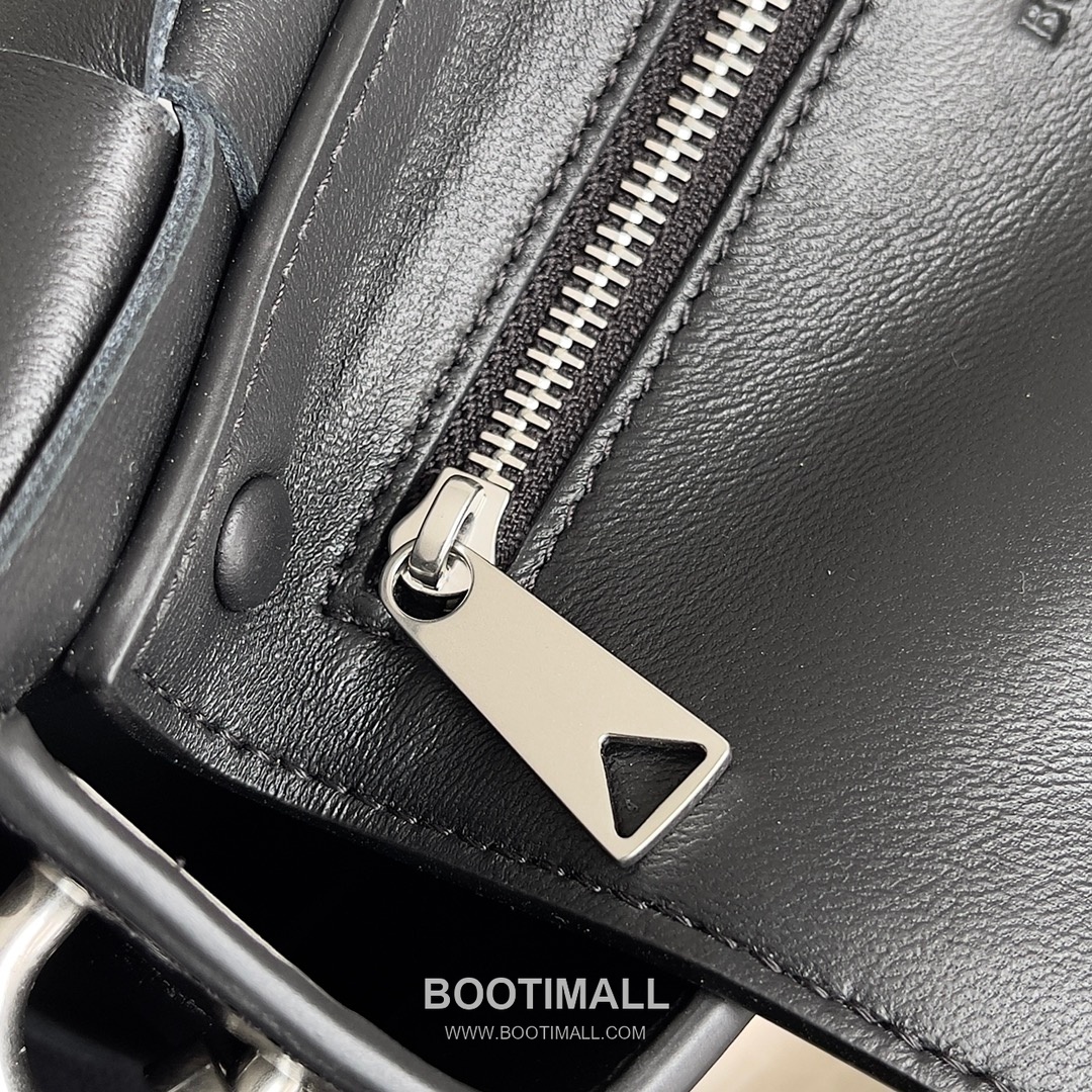 Bottega Veneta Cassette 2-in-1 Calfskin Leather Black Crossbody Bag 보테가 베네타 카세트 2-in-1 카프스킨 레더 블랙 크로스백 26cm 7