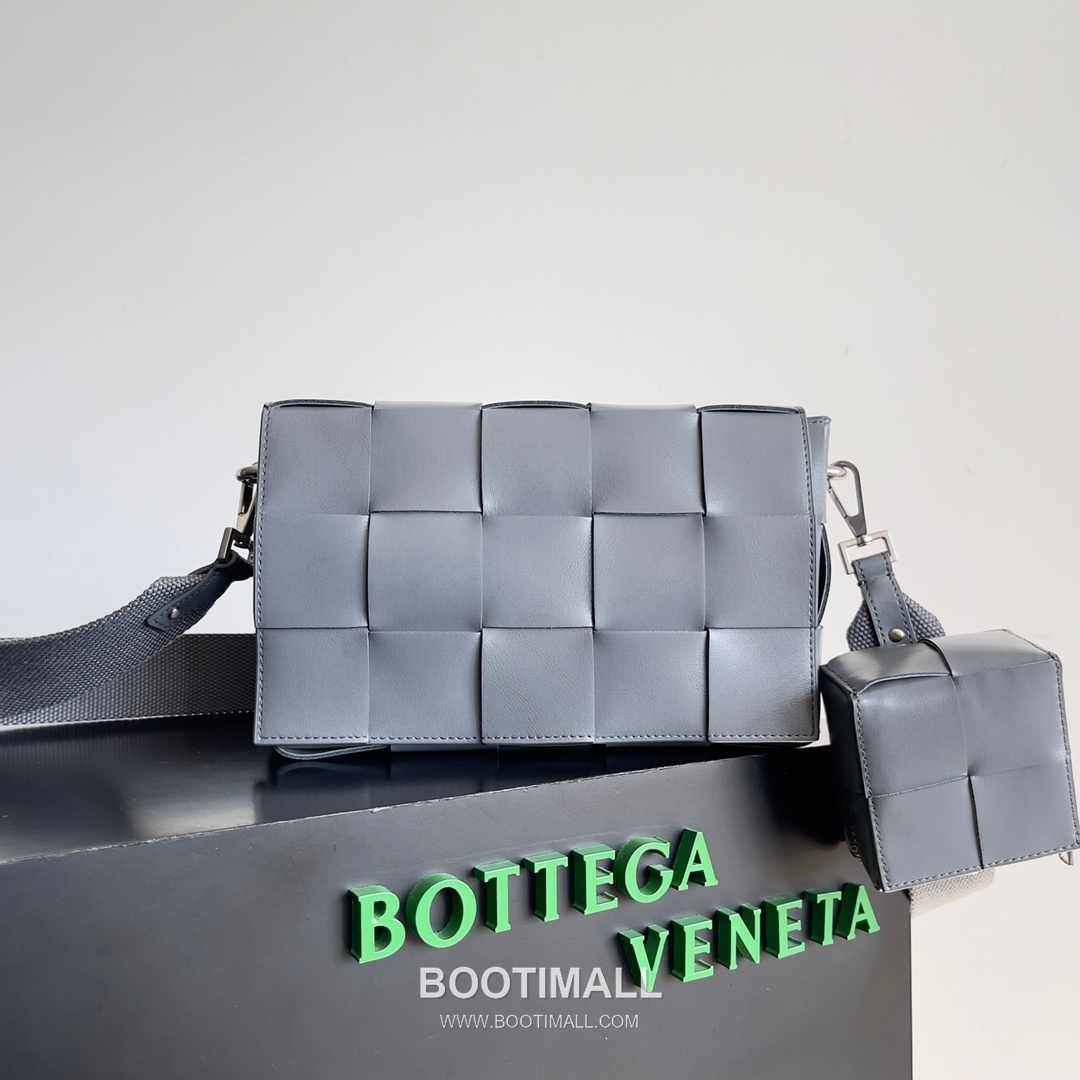 Bottega Veneta Cassette 2-in-1 Calfskin Leather Black Crossbody Bag 보테가 베네타 카세트 2-in-1 카프스킨 레더 블랙 크로스백 26cm 1