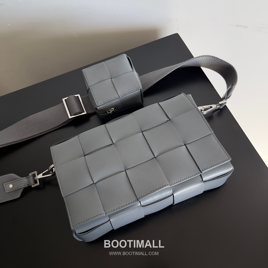 Bottega Veneta Cassette 2-in-1 Calfskin Leather Black Crossbody Bag 보테가 베네타 카세트 2-in-1 카프스킨 레더 블랙 크로스백 26cm 3