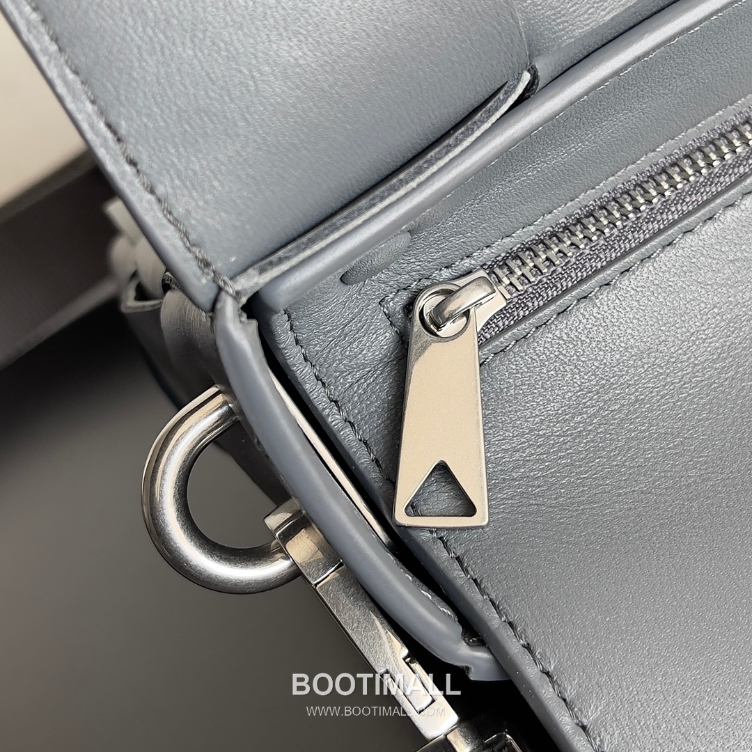 Bottega Veneta Cassette 2-in-1 Calfskin Leather Black Crossbody Bag 보테가 베네타 카세트 2-in-1 카프스킨 레더 블랙 크로스백 26cm 7