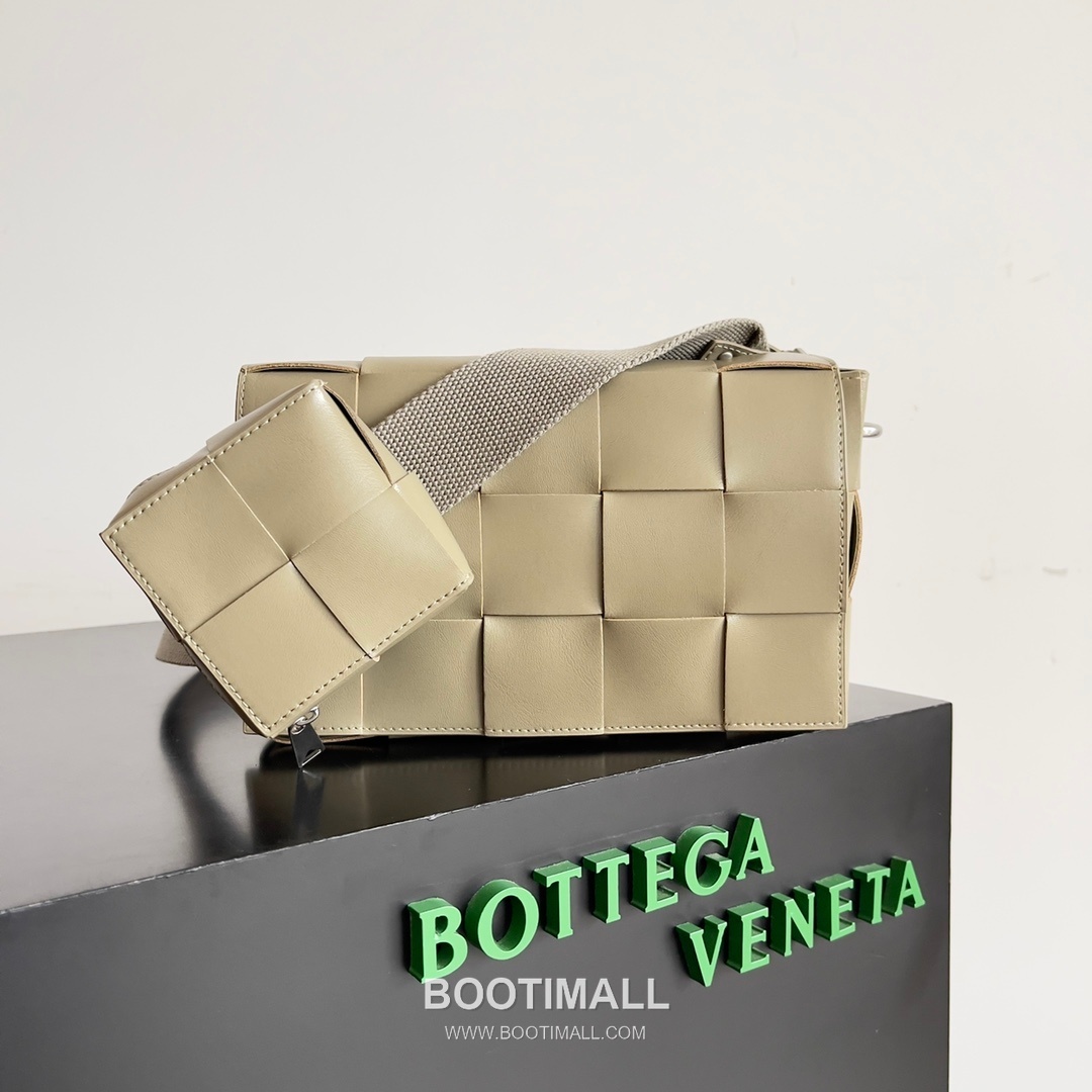 Bottega Veneta Cassette 2-in-1 Calfskin Leather Black Crossbody Bag 보테가 베네타 카세트 2-in-1 카프스킨 레더 블랙 크로스백 26cm 2