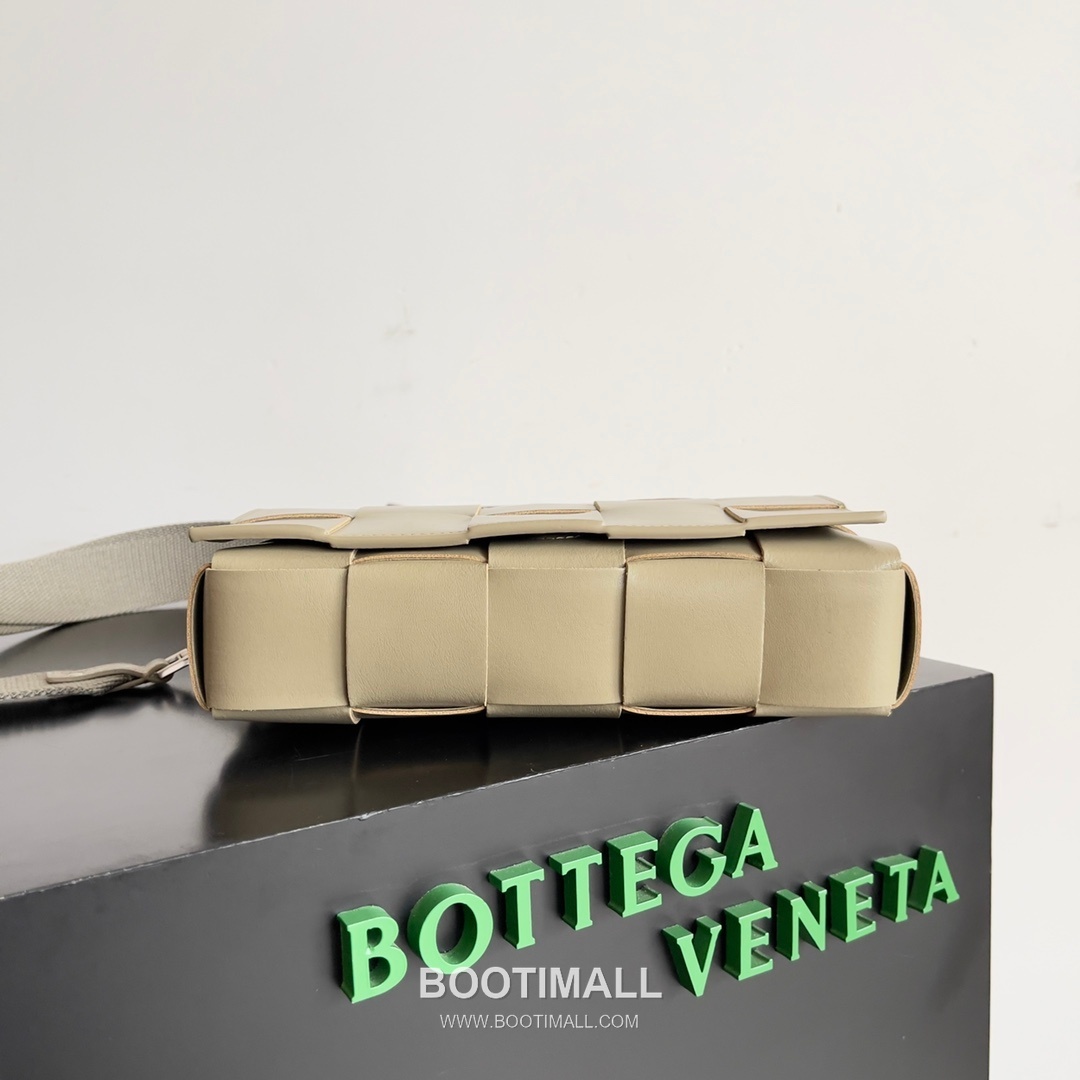 Bottega Veneta Cassette 2-in-1 Calfskin Leather Black Crossbody Bag 보테가 베네타 카세트 2-in-1 카프스킨 레더 블랙 크로스백 26cm 3