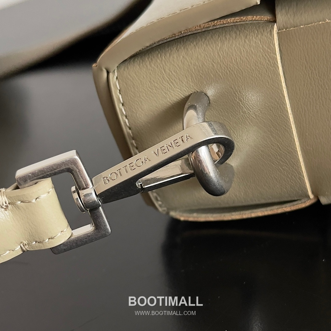 Bottega Veneta Cassette 2-in-1 Calfskin Leather Black Crossbody Bag 보테가 베네타 카세트 2-in-1 카프스킨 레더 블랙 크로스백 26cm 5