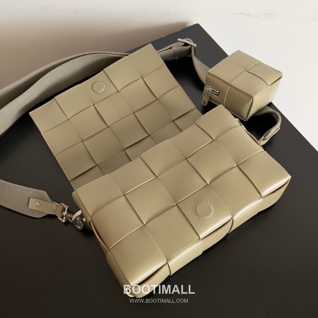 Bottega Veneta Cassette 2-in-1 Calfskin Leather Black Crossbody Bag 보테가 베네타 카세트 2-in-1 카프스킨 레더 블랙 크로스백 26cm 6