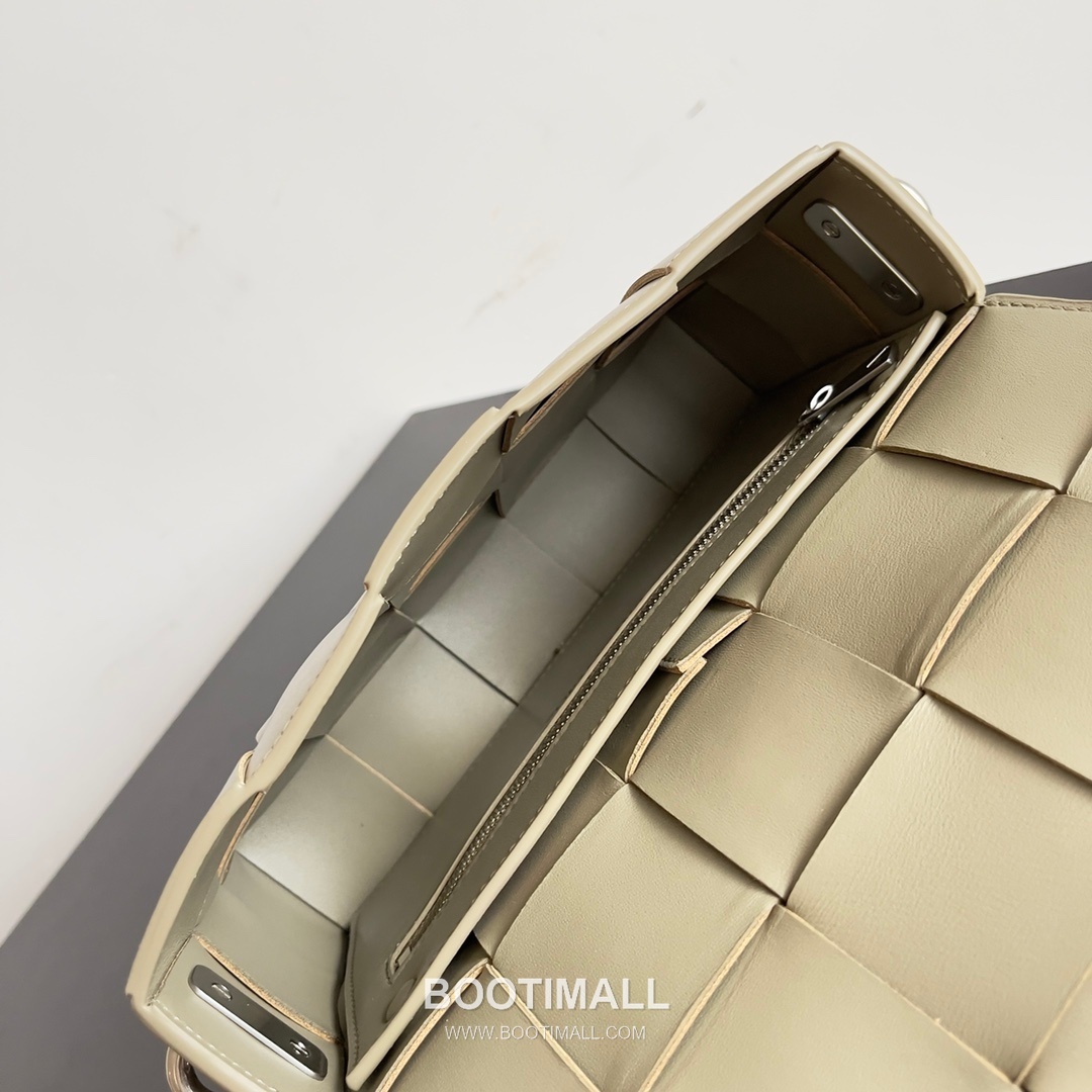 Bottega Veneta Cassette 2-in-1 Calfskin Leather Black Crossbody Bag 보테가 베네타 카세트 2-in-1 카프스킨 레더 블랙 크로스백 26cm 7