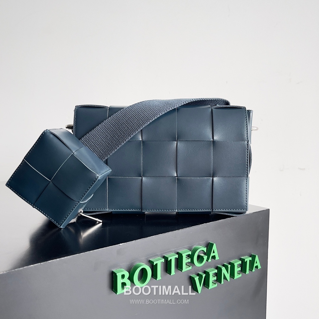 Bottega Veneta Cassette 2-in-1 Calfskin Leather Black Crossbody Bag 보테가 베네타 카세트 2-in-1 카프스킨 레더 블랙 크로스백 26cm 2