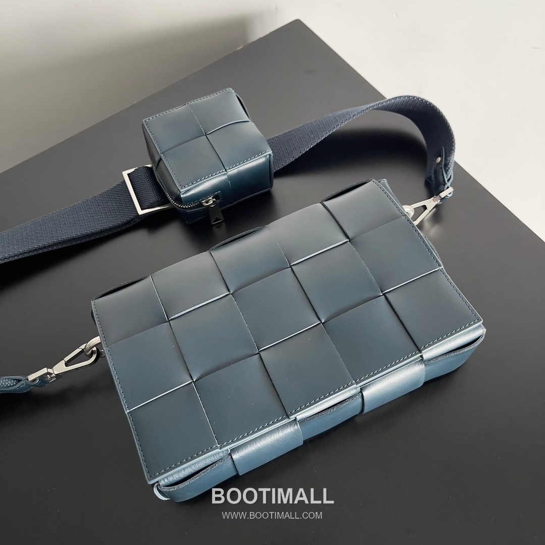 Bottega Veneta Cassette 2-in-1 Calfskin Leather Black Crossbody Bag 보테가 베네타 카세트 2-in-1 카프스킨 레더 블랙 크로스백 26cm 3