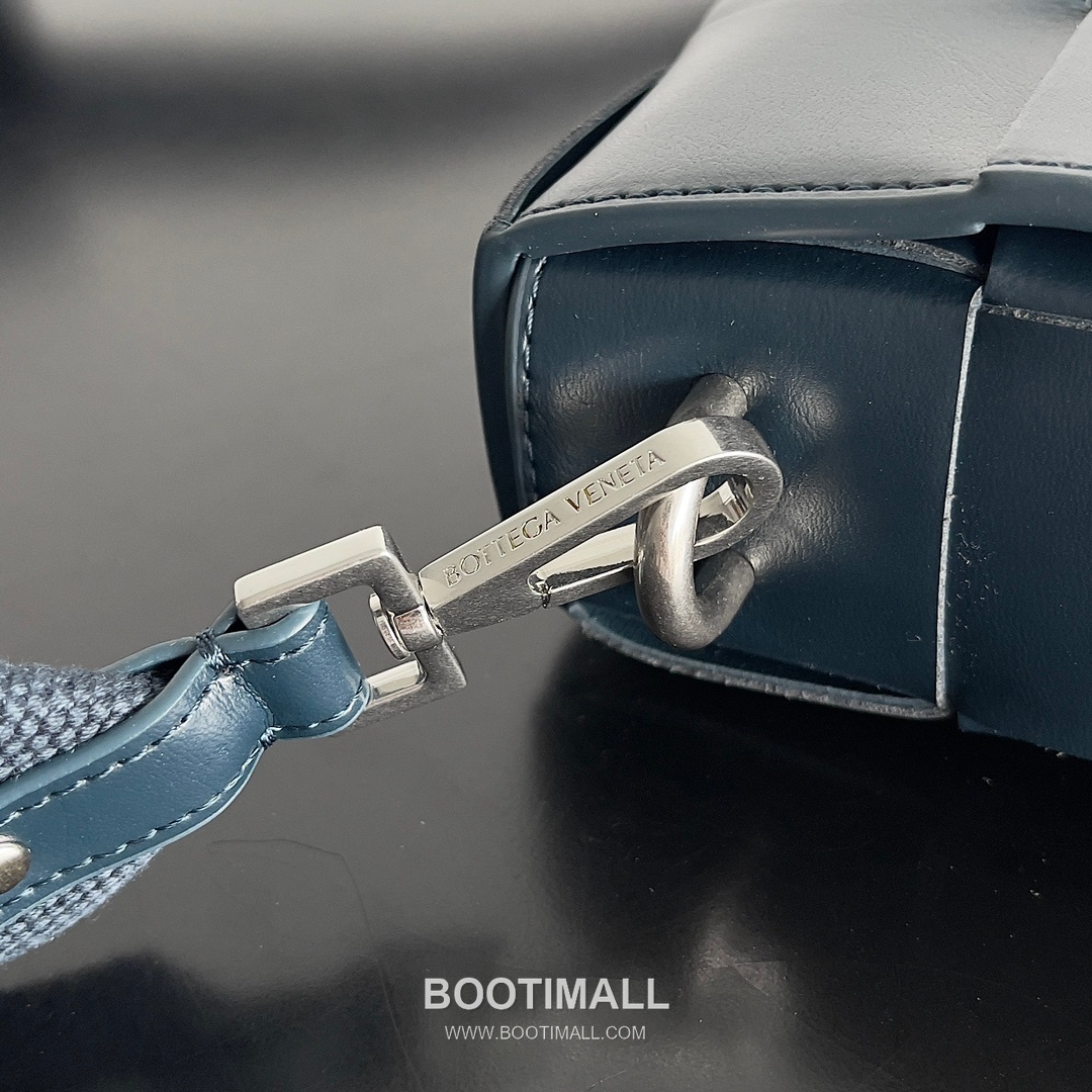 Bottega Veneta Cassette 2-in-1 Calfskin Leather Black Crossbody Bag 보테가 베네타 카세트 2-in-1 카프스킨 레더 블랙 크로스백 26cm 4