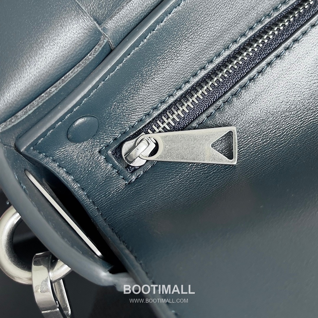 Bottega Veneta Cassette 2-in-1 Calfskin Leather Black Crossbody Bag 보테가 베네타 카세트 2-in-1 카프스킨 레더 블랙 크로스백 26cm 7