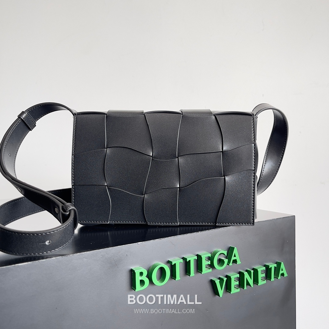 Bottega Veneta Cassette Wave Calfskin Leather Black Crossbody Bag 보테가 베네타 카세트 웨이브 카프스킨 레더 블랙 크로스백 23cm 1