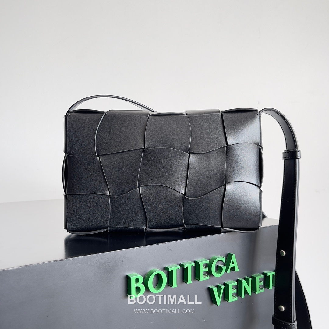 Bottega Veneta Cassette Wave Calfskin Leather Black Crossbody Bag 보테가 베네타 카세트 웨이브 카프스킨 레더 블랙 크로스백 23cm 2