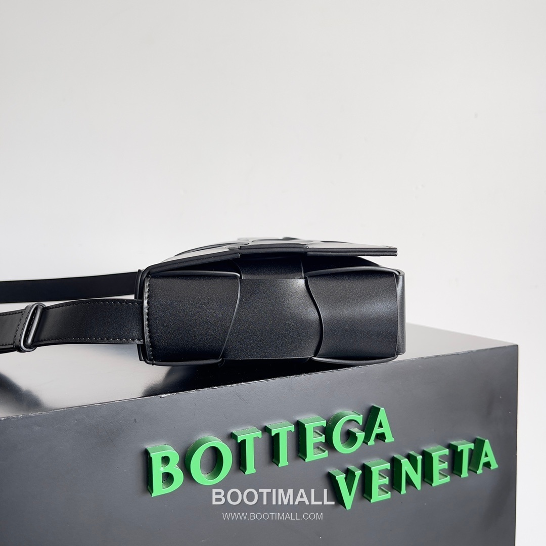 Bottega Veneta Cassette Wave Calfskin Leather Black Crossbody Bag 보테가 베네타 카세트 웨이브 카프스킨 레더 블랙 크로스백 23cm 3