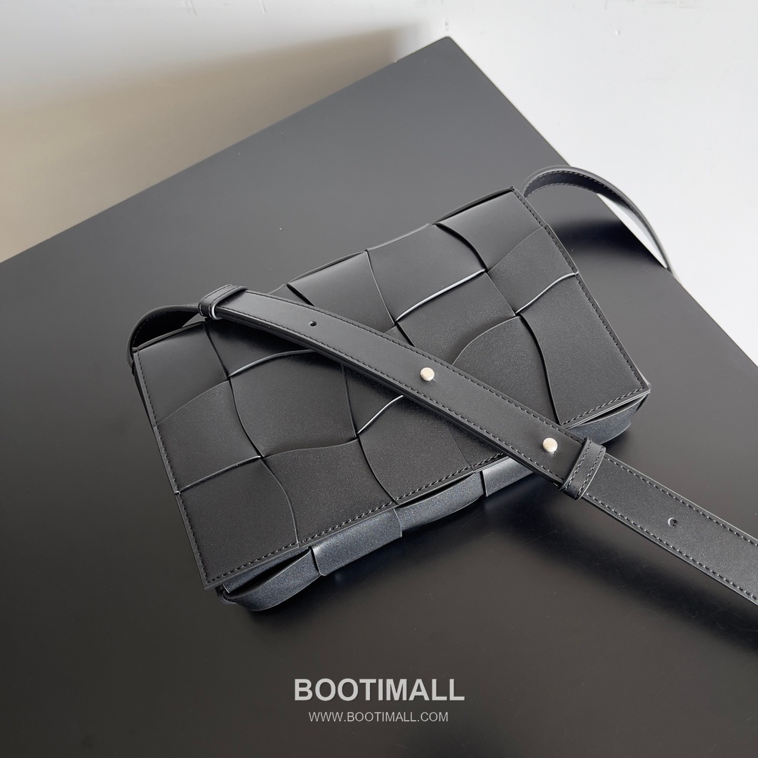 Bottega Veneta Cassette Wave Calfskin Leather Black Crossbody Bag 보테가 베네타 카세트 웨이브 카프스킨 레더 블랙 크로스백 23cm 5