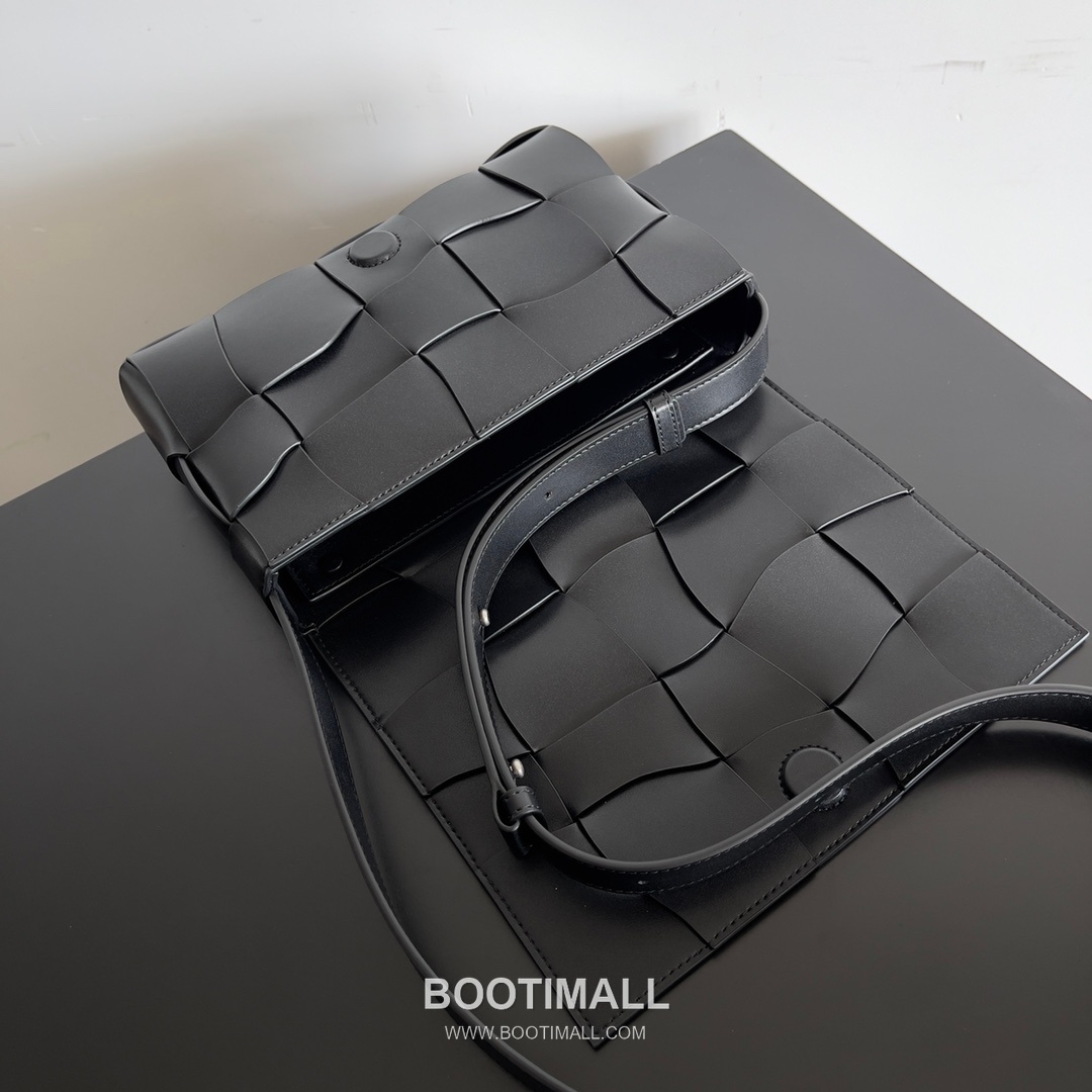 Bottega Veneta Cassette Wave Calfskin Leather Black Crossbody Bag 보테가 베네타 카세트 웨이브 카프스킨 레더 블랙 크로스백 23cm 7