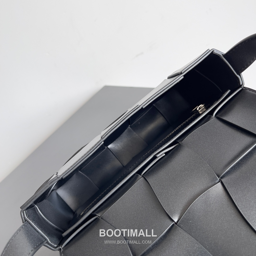 Bottega Veneta Cassette Wave Calfskin Leather Black Crossbody Bag 보테가 베네타 카세트 웨이브 카프스킨 레더 블랙 크로스백 23cm 8