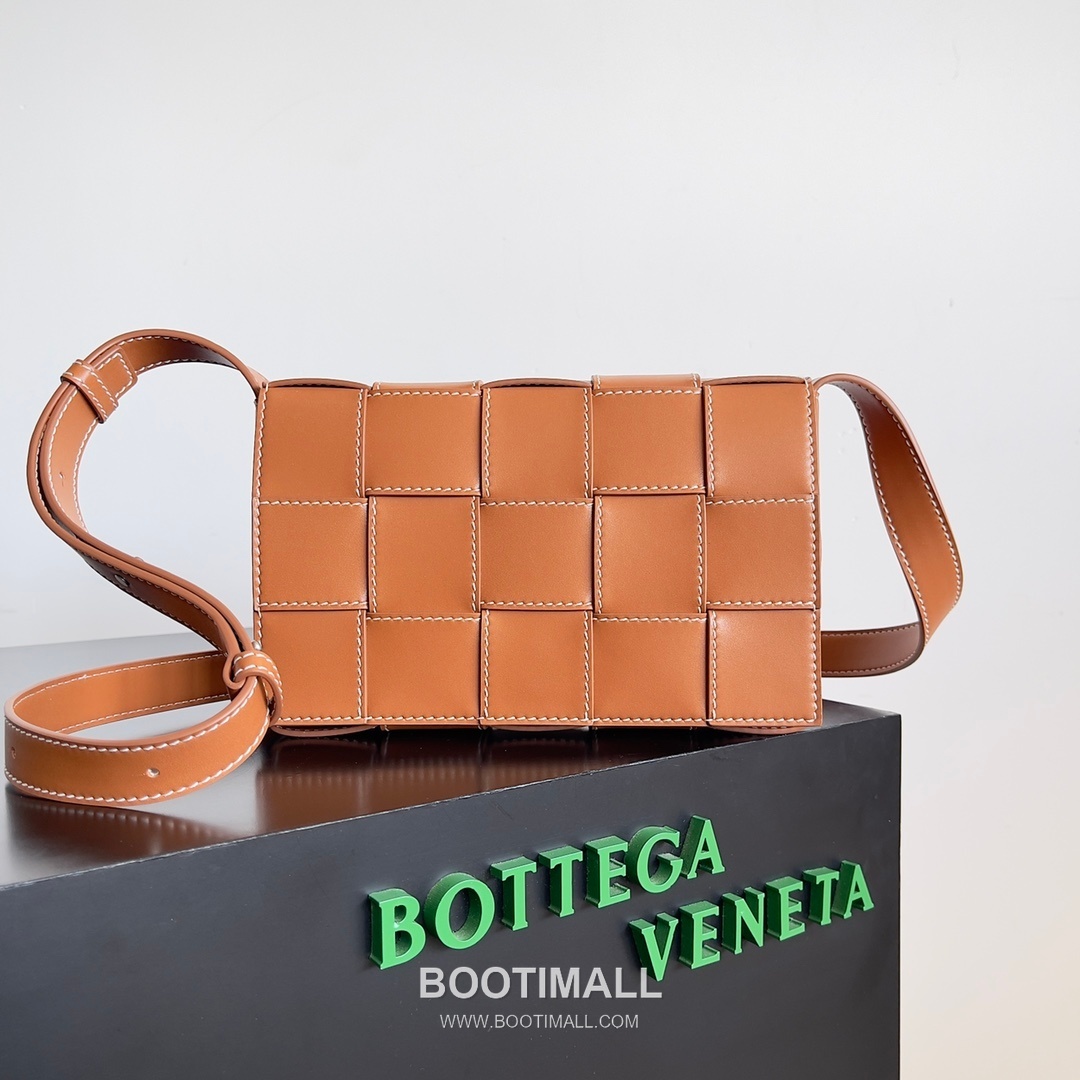 Bottega Veneta Cassette Bag Calfskin Leather Black Shoulder Bag 보테가 베네타 카세트 백 카프스킨 레더 블랙 숄더백 23cm 1