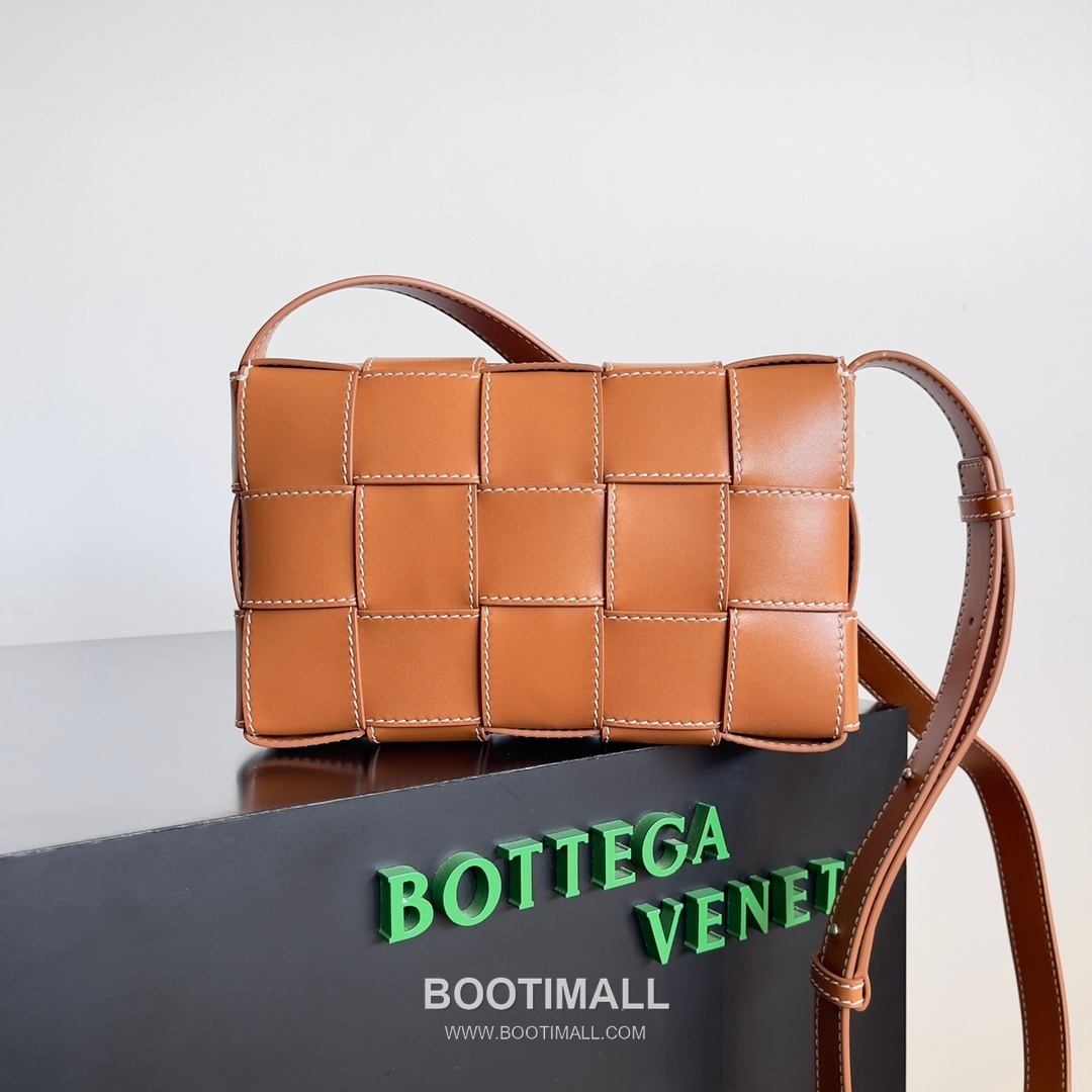 Bottega Veneta Cassette Bag Calfskin Leather Black Shoulder Bag 보테가 베네타 카세트 백 카프스킨 레더 블랙 숄더백 23cm 2