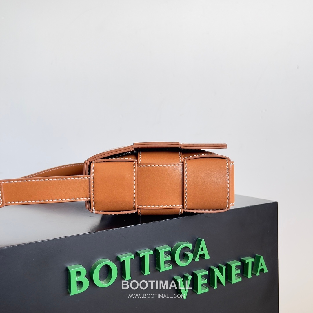Bottega Veneta Cassette Bag Calfskin Leather Black Shoulder Bag 보테가 베네타 카세트 백 카프스킨 레더 블랙 숄더백 23cm 3