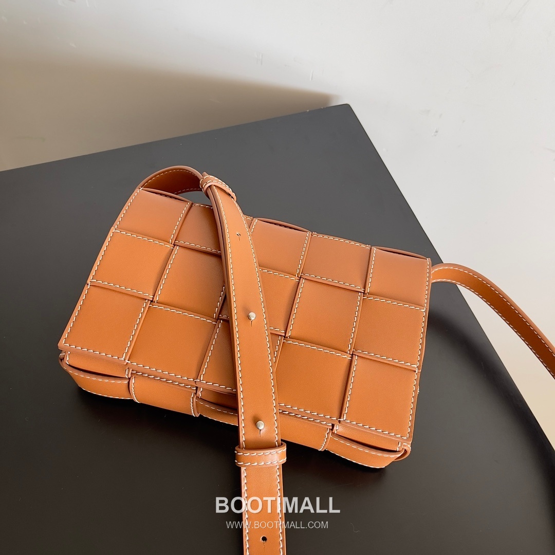 Bottega Veneta Cassette Bag Calfskin Leather Black Shoulder Bag 보테가 베네타 카세트 백 카프스킨 레더 블랙 숄더백 23cm 5