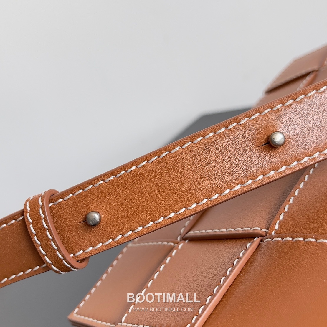 Bottega Veneta Cassette Bag Calfskin Leather Black Shoulder Bag 보테가 베네타 카세트 백 카프스킨 레더 블랙 숄더백 23cm 6