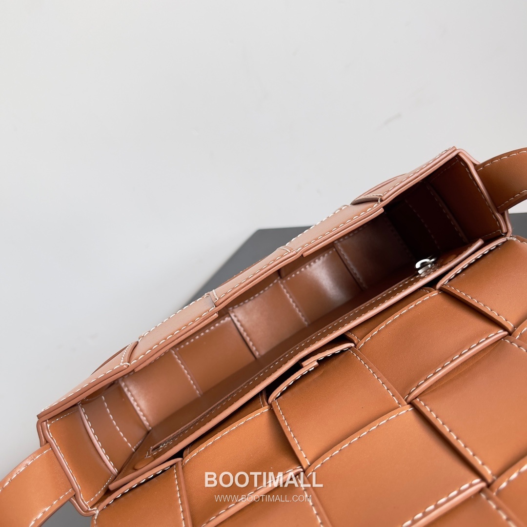 Bottega Veneta Cassette Bag Calfskin Leather Black Shoulder Bag 보테가 베네타 카세트 백 카프스킨 레더 블랙 숄더백 23cm 7