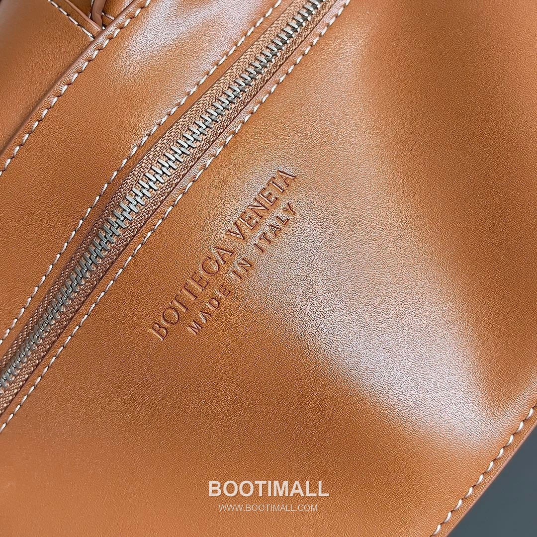 Bottega Veneta Cassette Bag Calfskin Leather Black Shoulder Bag 보테가 베네타 카세트 백 카프스킨 레더 블랙 숄더백 23cm 8