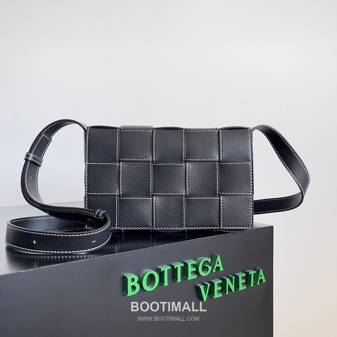 Bottega Veneta Cassette Bag Calfskin Leather Black Shoulder Bag 보테가 베네타 카세트 백 카프스킨 레더 블랙 숄더백 23cm 1