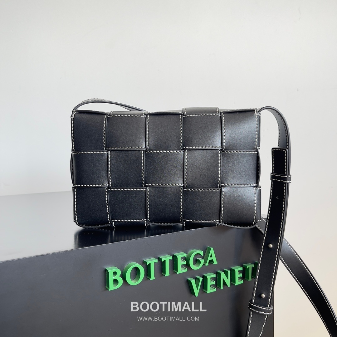 Bottega Veneta Cassette Bag Calfskin Leather Black Shoulder Bag 보테가 베네타 카세트 백 카프스킨 레더 블랙 숄더백 23cm 2