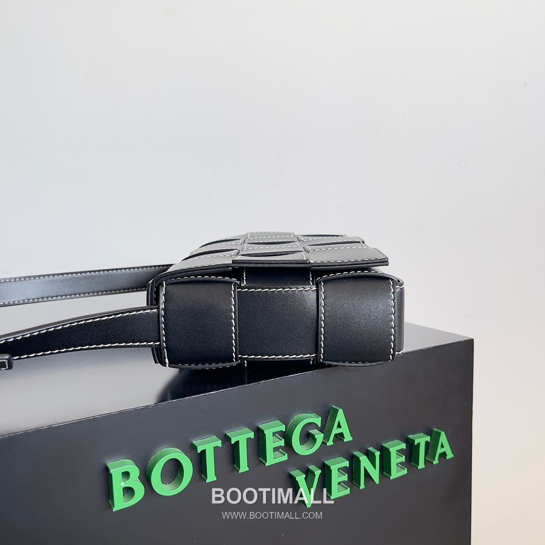 Bottega Veneta Cassette Bag Calfskin Leather Black Shoulder Bag 보테가 베네타 카세트 백 카프스킨 레더 블랙 숄더백 23cm 3