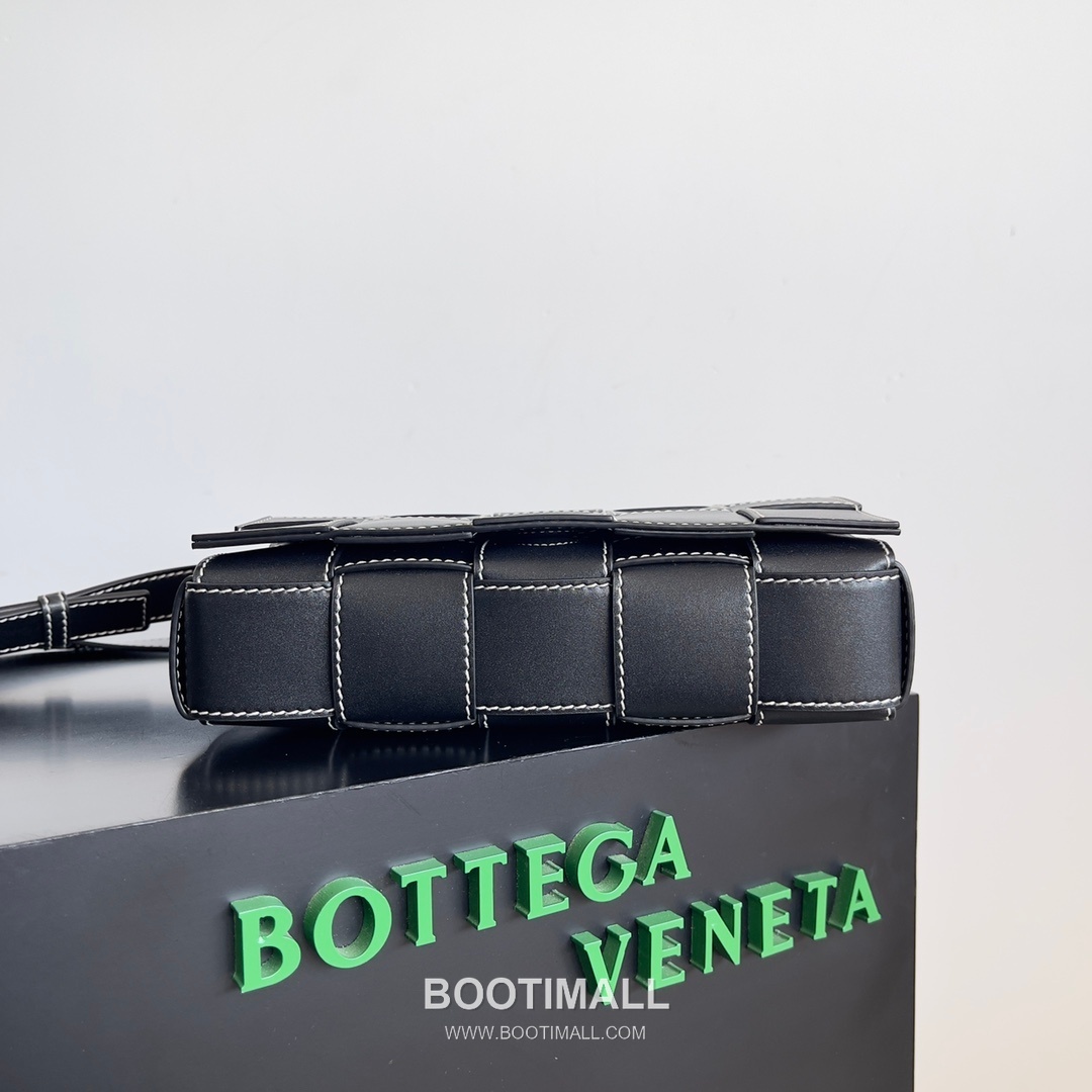 Bottega Veneta Cassette Bag Calfskin Leather Black Shoulder Bag 보테가 베네타 카세트 백 카프스킨 레더 블랙 숄더백 23cm 4