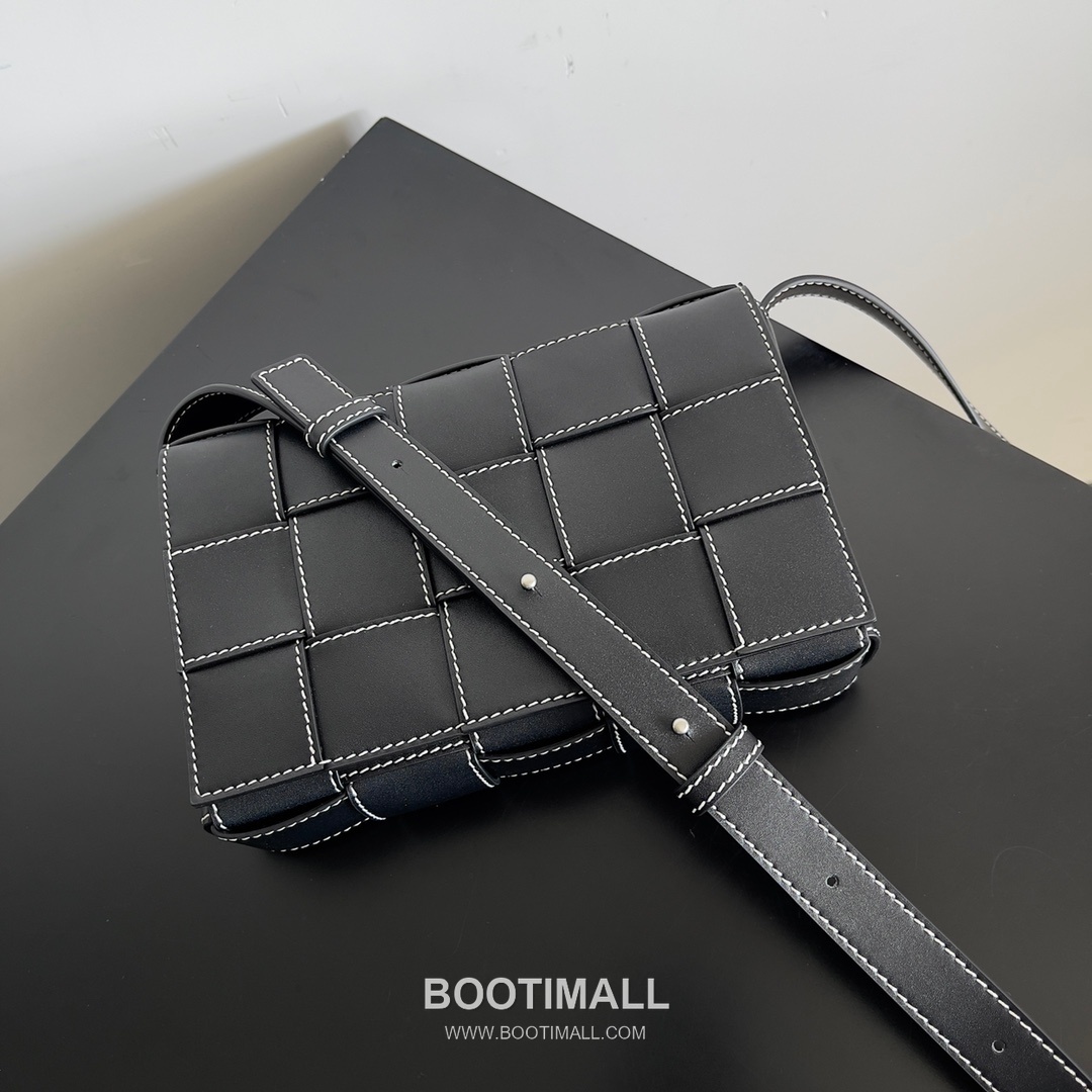 Bottega Veneta Cassette Bag Calfskin Leather Black Shoulder Bag 보테가 베네타 카세트 백 카프스킨 레더 블랙 숄더백 23cm 5